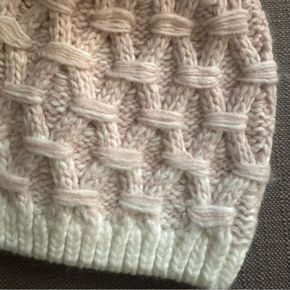 ❄️ Cozy Pink and White ombré Knit Pom-Pom Beanie